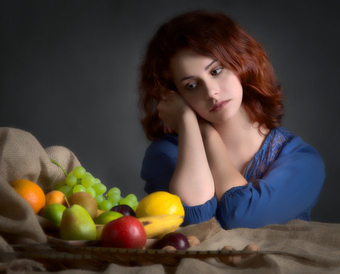 kobieta patrząca na owoce